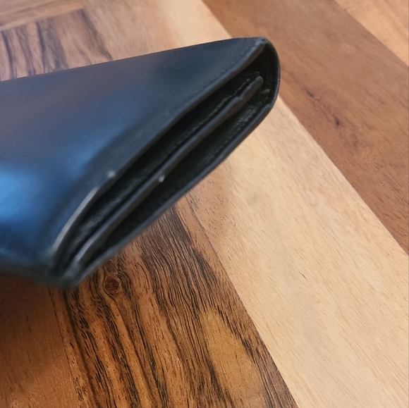 Salvatore Ferragamo Gancini Black Leather wallet with gold hardware EUC - Picture 4 of 11